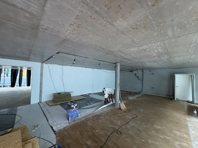 Blick durch den offenen Innenraum während des Ausbaus