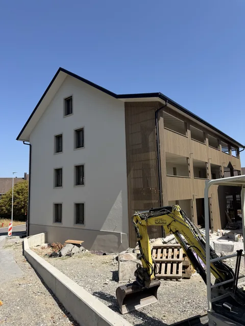 Weitere Ansicht der Fassade mit Holzbalkonen