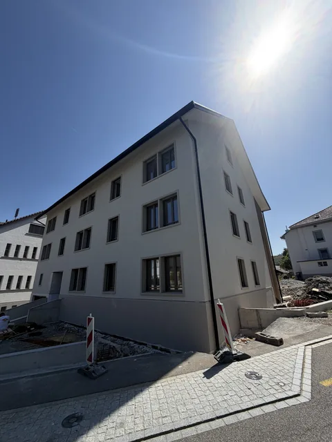 Fertige Aussenfassade im Sonnenlicht