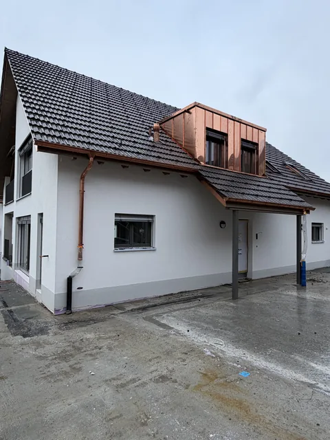 Verputzte Fassade mit Dachgaube