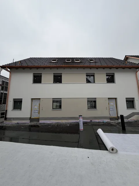 Putzfassade und Anschlüsse an der Hausseite