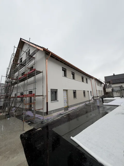 Ansicht der Fassade entlang des Gebäudes