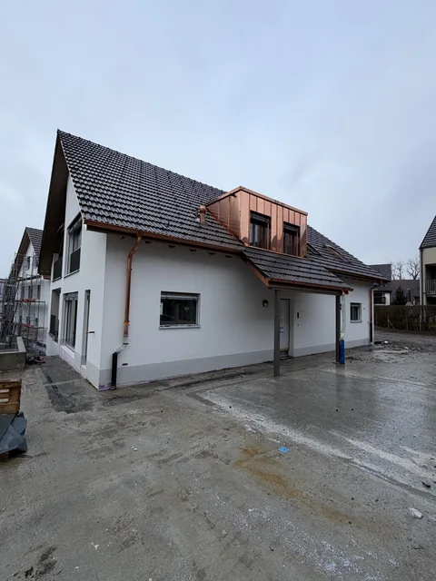 Gesamtansicht des Hauses mit fertiger Putzfassade