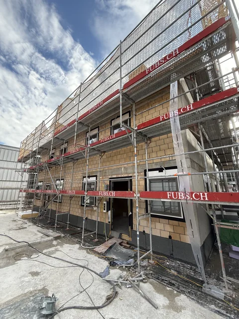 Baugerüst und Fassade während der Ausführung