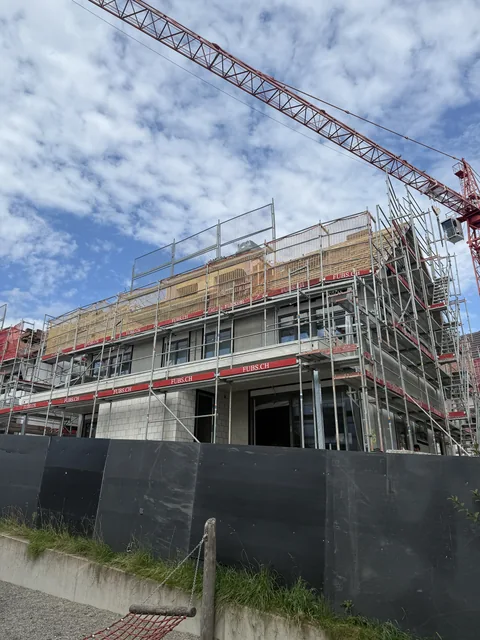 Ansicht der Baustelle mit Gerüst und Kran